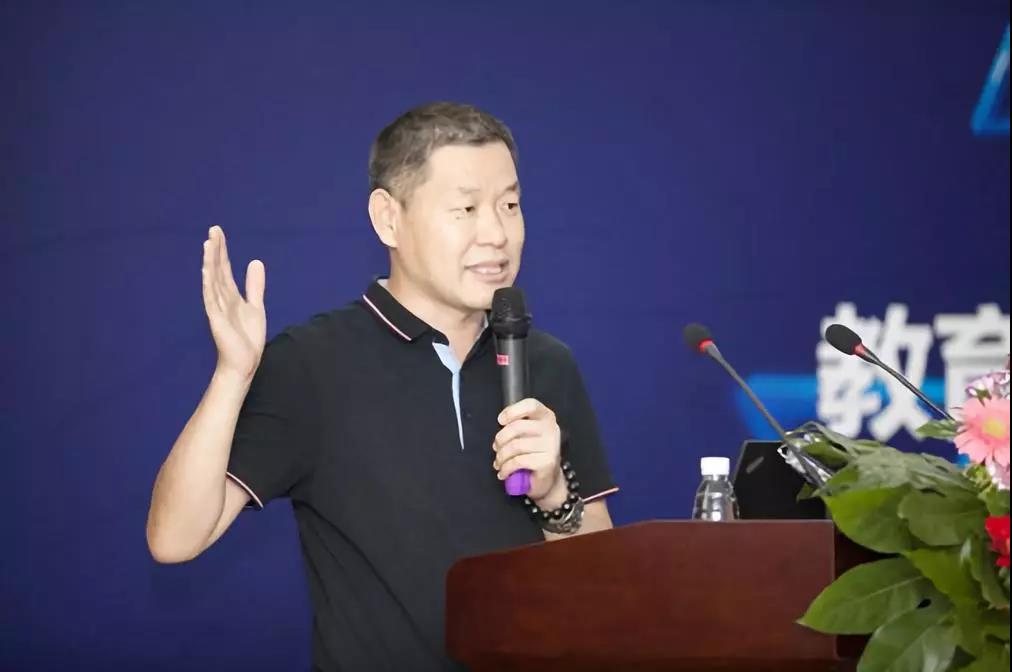 達(dá)內(nèi)首屆高校新財經(jīng)產(chǎn)教融合高峰論壇