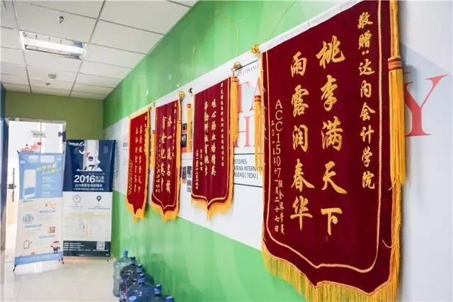 達(dá)內(nèi)教學(xué)環(huán)境怎么樣？學(xué)員送的錦旗